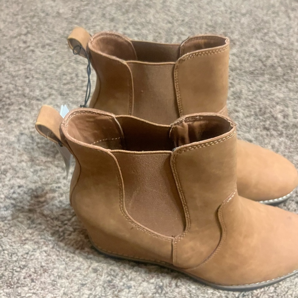 Boots size 11